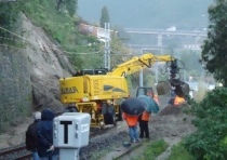 Si lavora alacremente per far riprendere la circolazione dei treni a Vietri Sul Mare